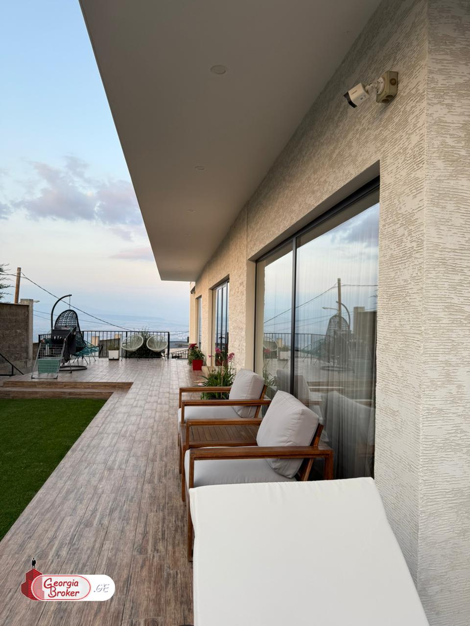 продается дом с новым ремонтом 8-комнат